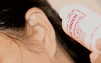 Промивання вух: водою, перекисом, фізрозчином |правила та рекомендації|